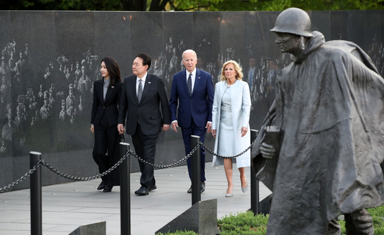President Yoon Suk Yeol, center left, and U.S. President Joe Biden, center right, visit the Korean War Veterans Memorial in Washington Tuesday evening, accompanied by first ladies Kim Keon-hee, left, and Jill Biden, right. [YONHAP]