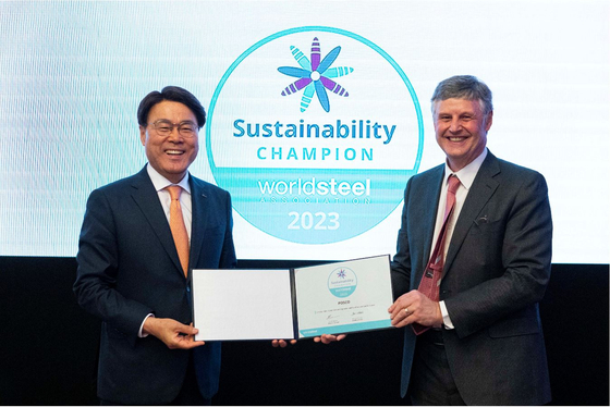 Posco Group Chairman Choi Jeong-woo, left, and director-general of the World Steel Association Edwin Basson, as Posco is selected as the Sustainability Champion for two years in a row by the World Steel Association on April 18. [POSCO] 
