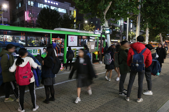 Students in Daechi-dong, an area known as the hub of Korea's private education, around 10 p.m. [JOONGANG PHOTO]