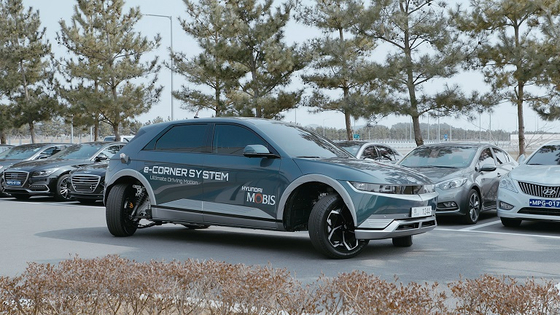 An Ioniq 5 with Hyundai Mobis' e-Corner system makes a zero-radius turn with 90-degree rotating wheels [HYUNDAI MOBIS]