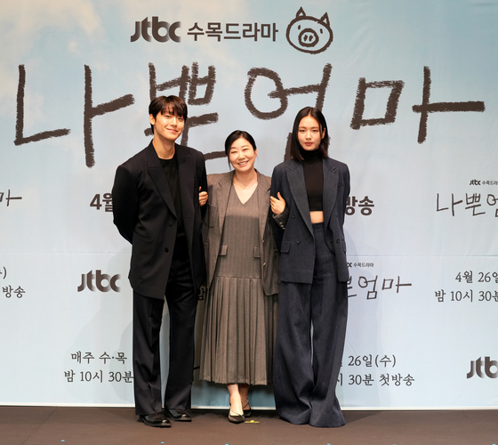  From left, actors Lee Do-hyun, Ra Mi-ran and Ahn Eun-jin pose for a photo during an online press conference for ″The Good Bad Mother″ on Wednesday. [JTBC]