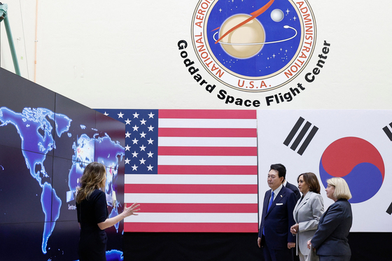 Korean President Yoon Suk Yeol and U.S. Vice President Kamala Harris tour NASA's Goddard Space Flight Center on Thursday in Greenbelt, Maryland. [AFP/YONHAP]