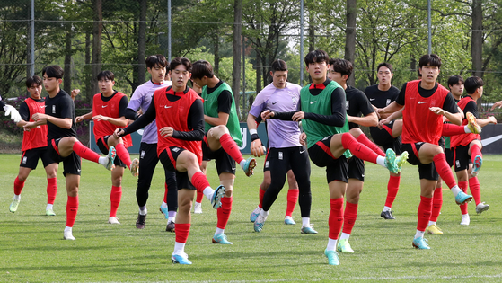 The U-20 Korean national team trains at the Paju National Football Center in Paju, Gyeonggi on Monday. [NEWS1]