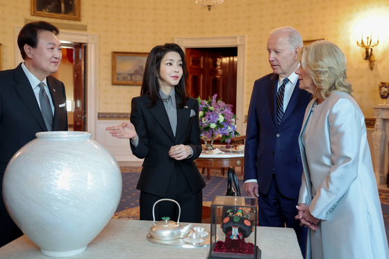 From left, President Yoon Suk Yeol and first lady Kim Keon-hee explain their gifts to U.S. President Joe Biden and first lady Jill Biden at a friendship event at the White House in Washington on Tuesday. [JOINT PRESS CORPS]