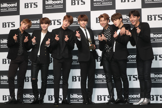 Boy band BTS poses for photos ahead of a press conference held on May 29, 2017, for receiving the Top Social Artist award at the 2017 Billboard Music Awards. [YONHAP]