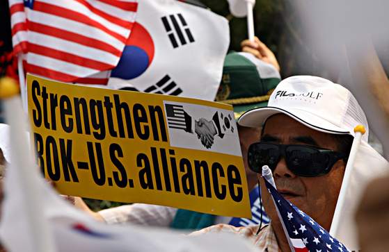 A person holds a picket calling for the strengthening of the alliance between Korea and the United States at a park in Jongno District, central Seoul on Aug. 14, 2006. [JOONGANG ILBO]