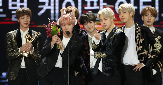 Boy band BTS receives an award for its "Wings" (2016) album at the 31st Golden Disc Awards in January 2017. [JOONGANG ILBO]