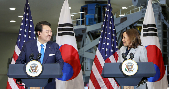 Korean President Yoon Suk Yeol, left, and U.S. Vice President Kamala Harris hold a joint press conference at NASA's Goddard Space Flight Center on Tuesday in Greenbelt, Maryland. [AFP/YONHAP] 