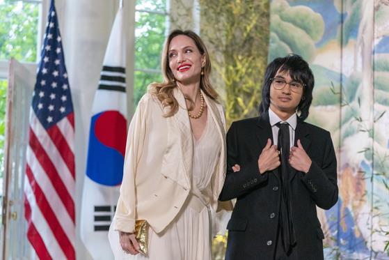 Angelina Jolie, left, and her son Maddox Jolie-Pitt arrive for the state dinner with U.S. President Joe Biden and Korean President Yoon Suk Yeol at the White House in Washington Wednesday. [AP/YONHAP]