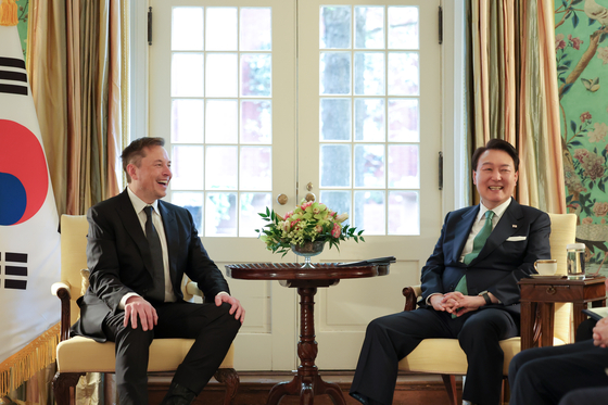 President Yoon Suk Yeol, right, chats with Tesla CEO Elon Musk during their meeting at Blair House in Washington on Wednesday. [JOINT PRESS CORPS] 