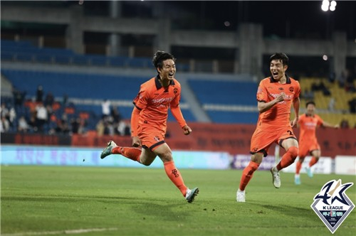 Gangwon FC's Lee Woong-Hee, left, celebrates after scoring a goal during a K League game against FC Seoul at Chuncheon Songam Sports Town in Chuncheon, Gangwon on Wednesday. [YONHAP] 
