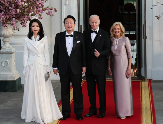 From left, first lady Kim Keon-hee, President Yoon Suk Yeol, U.S. President Joe Biden and first lady Jill Biden pose for a photo ahead of their state dinner at the White House in Washington on Wednesday. [JOINT PRESS CORPS]
