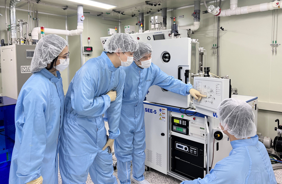 Students take part in a semiconductor training program at Ajou University in Suwon, Gyeonggi, in February. [YONHAP]