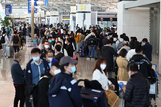 Outbound travelers wait in a check-in line at Incheon International Airport on Thursday ahead of the long Labor Day weekend. [YONHAP]