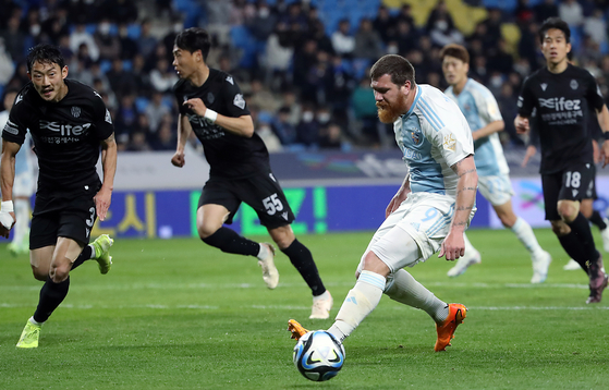 Ulsan Hyundai's Martin Adam, right, in action during a K League game against Incheon United at Incheon Football Stadium in Incheon on Tuesday. [NEWS1] 