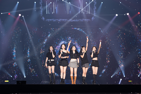 Girl group Red Velvet performs during its ″R to V″ concert in KSPO Dome, southern Seoul. [SM ENTERTAINMENT]