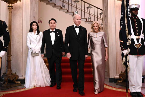 From left, first lady Kim Keon-hee, President Yoon Suk Yeol, U.S. President Joe Biden and first lady Jill Biden arrive at the state dinner at the White House in Washington on Wednesday. [AFP/YONHAP] 