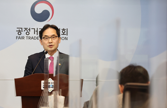 Fair Trade Commission chief Han Ki-jeong briefs Hanwha-DSME acquisition deal at a press conference in Sejong government complex on Thursday. [YONHAP]