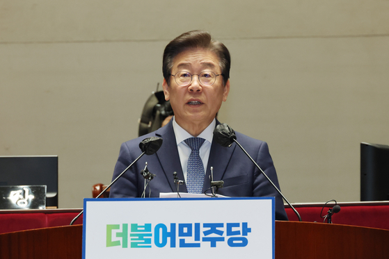 Democratic Party leader Lee Jae-myung criticizing President Yoon Seok Yul and the Washington Declaration at the Natioanl Assembly in Yeouido on Thursday. [YONHAP] 