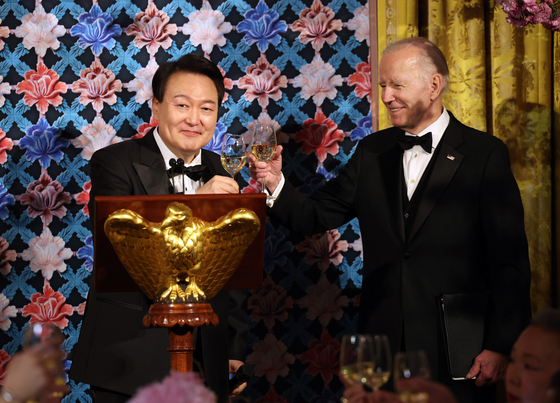 Korean President Yoon Suk Yeol, left, and U.S. President Joe Biden toast each other at the state dinner attended by around 200 guests at the White House in Washington on Wednesday. [YONHAP]