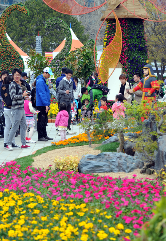 Visitors look around the flowerbeds at the Goyang International Flower Fair. [NEWS1]
