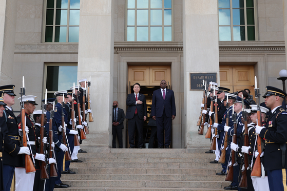 President Yoon Suk Yeol with Defense Secreatry Lloyd Austin in front of the Pentagon on Thursday. Yoon is the first Korean president to visit the National Military Command Center. [JOINT PRESS CORPS]