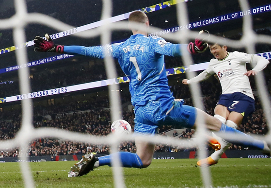 Tottenham Hotspur's Son Heung-min scores their second goal past Manchester United's David de Gea during a Premier League game at Tottenham Hotspur Stadium in London on Thursday.  [REUTERS/YONHAP]