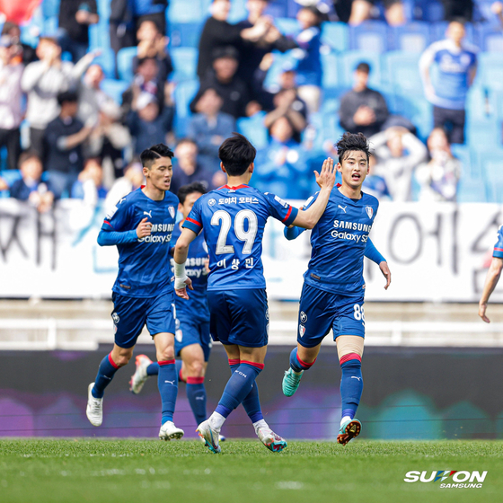 The Suwon Samsung Bluewings celebrate after Yu Je-ho's goal in a K League game against Jeju United at Suwon World Cup Stadium in Suwon, Gyeonggi in a photo shared on the Bluewings' official Facebook account on Sunday. [SCREEN CAPTURE] 