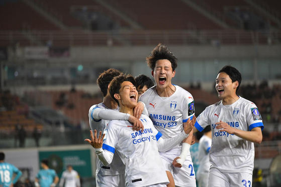 The Suwon Samsung Bluewings celebrate after scoring a goal during an FA Cup match against the Ansan Greeners at Ansan Wa Stadium in Ansan, Gyeonggi in a photo shared on the Bluewings' official Facebook page on Wednesday. [SCREEN CAPTURE] 