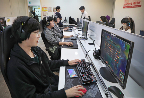 Students at Seoul Game Academy, located in Dongdaemun, eastern Seoul, play a game of League of Legends. [PARK SANG-MOON]