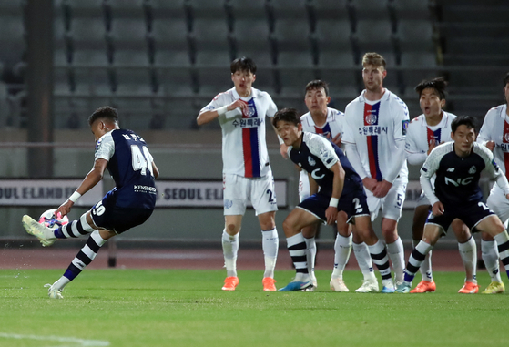 Seoul E-Land's Bruno Oliveira, left, scores a free kick during an FA Cup game against Suwon FC at Mokdong Sports Complex Main Stadium in Yangcheon District, western Seoul on Wednesday. [NEWS1]