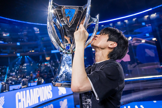 Deft, captain of DRX, kisses the Summoner's Cup after winning the League of Legends World Championship held at the Chase Center in California on Nov. 5, 2022. [RIOT GAMES]