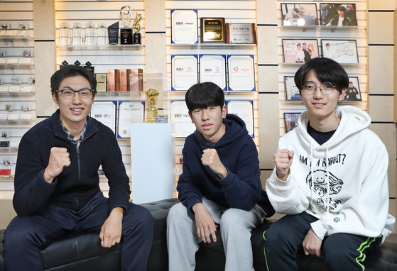 From left, pro gamer prospects Jang Jung-hoo, Kang Dong-yun and Yang Hyun-jik pose for a photo in the lobby of the Seoul Game Academy. [PARK SANG-MOON]