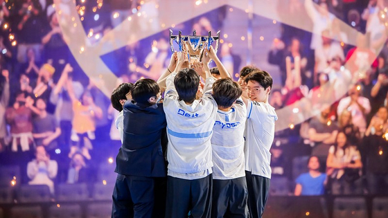 DRX members lift the Summoner's Cup after winning the League of Legends World Championship held at the Chase Center in California on Nov. 5, 2022. [RIOT GAMES]