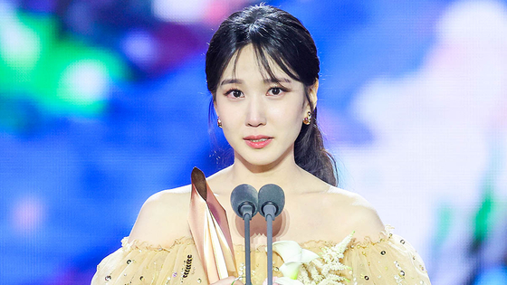 Actor Park Eun-bin speaks after receiving the Grand Prize in Television at the 59th Baeksang Arts Awards ceremony held at Paradise City in Incheon on Friday. [PARK SE-WAN]