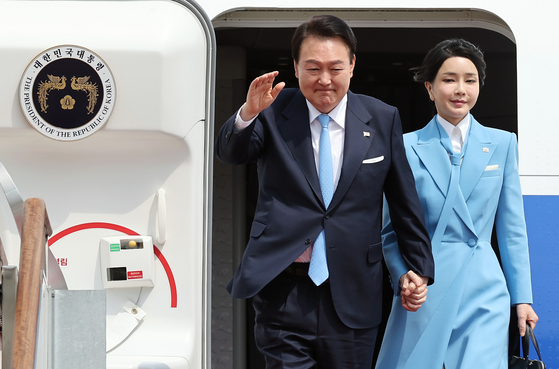 President Yoon Suk Yeol and first lady Kim Keon-hee arrive at Seoul Airbase on Sunday. [YONHAP]