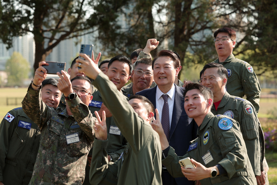 Those that took part in ″Operation Promise″ taking a selfie with President Yoon Suk Yeol on Monday at Yongsan. It was Yoon's first official meeting since returning from U.S. [PRESIDENTIAL OFFICE] 