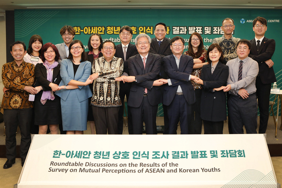 Kim Hae-yong, secretary-general of the ASEAN-Korea Centre, fourth from right; Gandi Sulistiyanto, ambassador of Indonesia to Korea, fourth from left; and experts and students of Asean and Korea join a forum hosted by the center in Seoul on Friday. [PARK SANG-MOON]