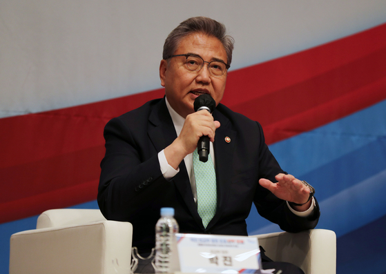 Foreign Minister Park Jin speaks at a forum hosted by the Korea Press Foundation in Jung District, central Seoul, on Monday. [YONHAP]