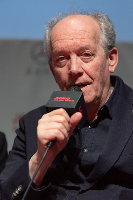 Luc Dardenne speaks during a press conference held for the opening screening of ″Tori and Lokita″ at Jeonju Cine Complex in Jeonju, North Jeolla, on Thursday. [JIFF]