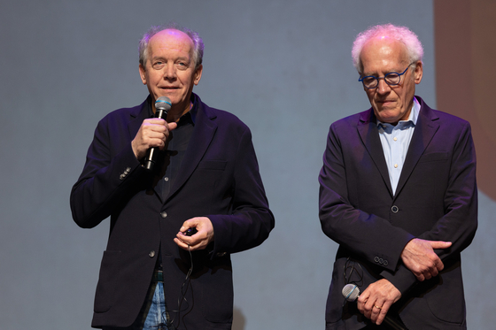 Left, Luc Dardenne, left, with his brother Jean-Pierre Dardenne, speaks during the opening ceremony for the 24th Jeonju International Film Festival on Thursday. [JIFF]