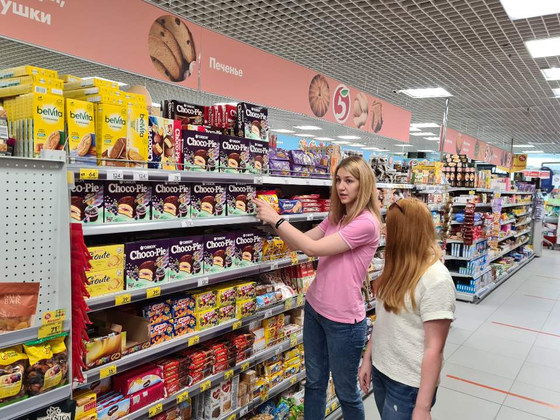 Consumers browse boxes of Orion's Choco Pie at a supermarket in Russia. [Orion]