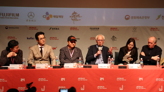 Organizers of the Jeonju International Film Festival and directors Jean-Pierre and Luc Dardenne answer questions during a press conference held at Jeonju Cine Complex in Jeonju on Thursday. [YONHAP]