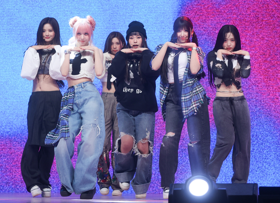 Girl group NMIXX performs its new music in a showcase held on March 20 at the Yes24 Live Hall music venue. [YONHAP]