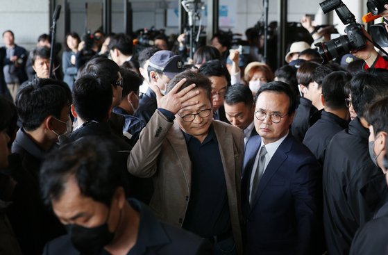 Former Democratic Party leader Song Young-gil, center, walks out of the Seoul Central District Prosecutors’ Office in Seocho-dong, Gangnam, Seoul, after being denied entry on Tuesday. Song, who is implicated in a 2021 bribery scandal related to the party’s convention, voluntarily visited the prosecutors [YONHAP] 