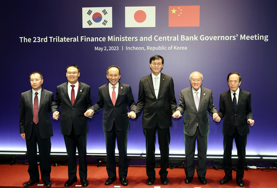Finance Minister Choo Kyung-ho, third from left, and Bank of Korea Gov. Rhee Chang-yong, third from right, pose for a photo with their counterparts from China and Japan during the Asia Development Bank meeting that kicked off in Incheon on Tuesday. [YONHAP]