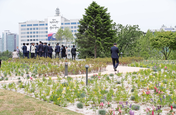 Reporters view the presidential office Tuesday from an observation hill at the Yongsan Children's Garden, built on land returned from the U.S. Forces Korea, set to open to the public starting Thursday. [NEWS1]