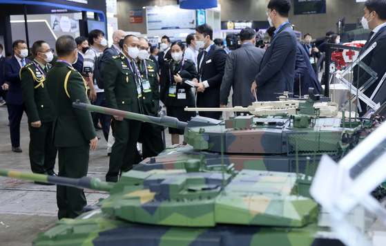 Foreign defense officials visit the DX Korea 2022 ground defense exhibition held at Kintex in Gyeonggi on Sept 21. 2022. [YONHAP]