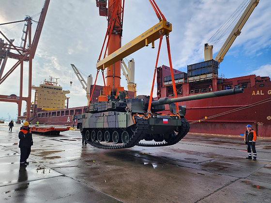 A Hyundai Rotem K2 battle tank arrives at a port in Poland on March 23. [HYUNDAI ROTEM]