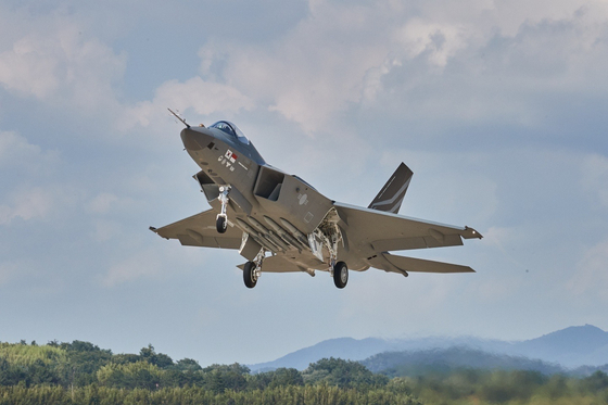 The Korean 4.5-generation fighter jet KF-21 makes its first maiden flight in Sacheon, South Gyeongsang, in July 2022. [DEFENSE ACQUISITION PROGRAM ADMINISTRATION]